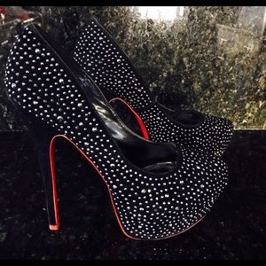 Red sole sparkly platform pumps
